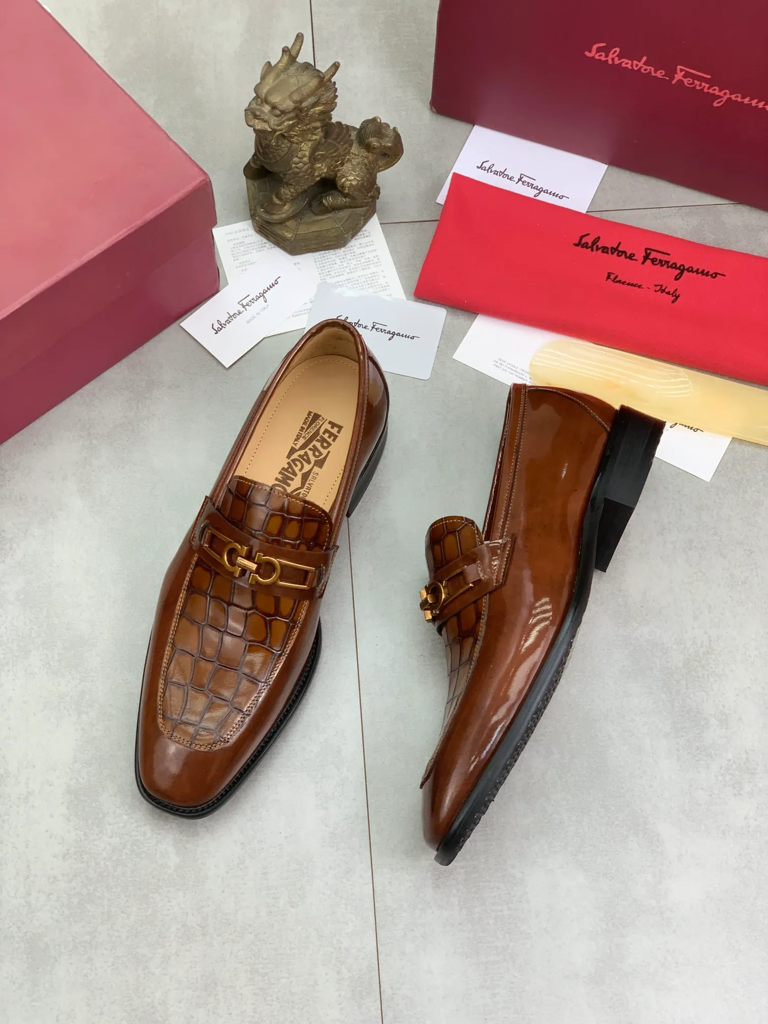 Men's Men's Shoes 💰P460💰[New Style] Water-dyed Niuli 🆘[Salvatore Ferragamo] Ferragamo's latest casual business leather shoes for men! Available at counters simultaneously! The fabric is made of specially imported original open-edge beaded calfskin, and the interior is made of imported water-dyed cowhide. It is absolutely luxurious and leads the fashion trend. Matching code: 38-45 (46 and 47 can be customized); black and brown colors are optional
